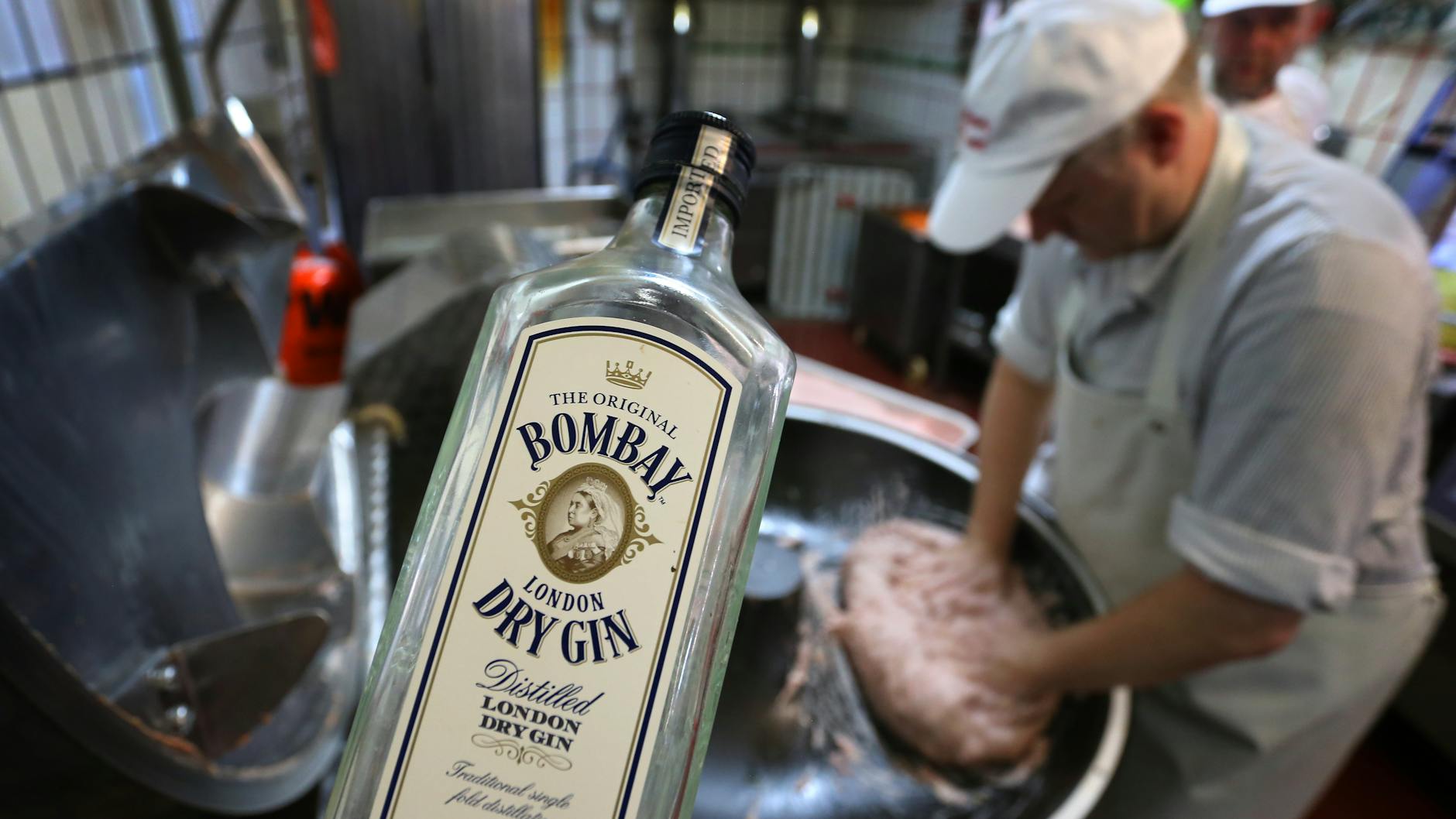 Matthias Freund bereitet in seiner Metzgerei Bratwurst mit Gin zu.