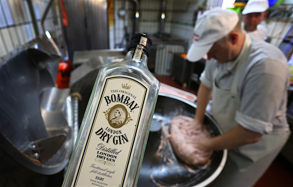 Matthias Freund bereitet in seiner Metzgerei Bratwurst mit Gin zu.