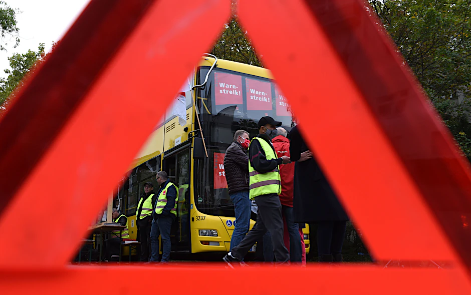 Nichts fährt mehr ... Verdi-Mitglieder bei der Streikkundgebung vor dem Omnibusbetriebshof Cicerostraße.