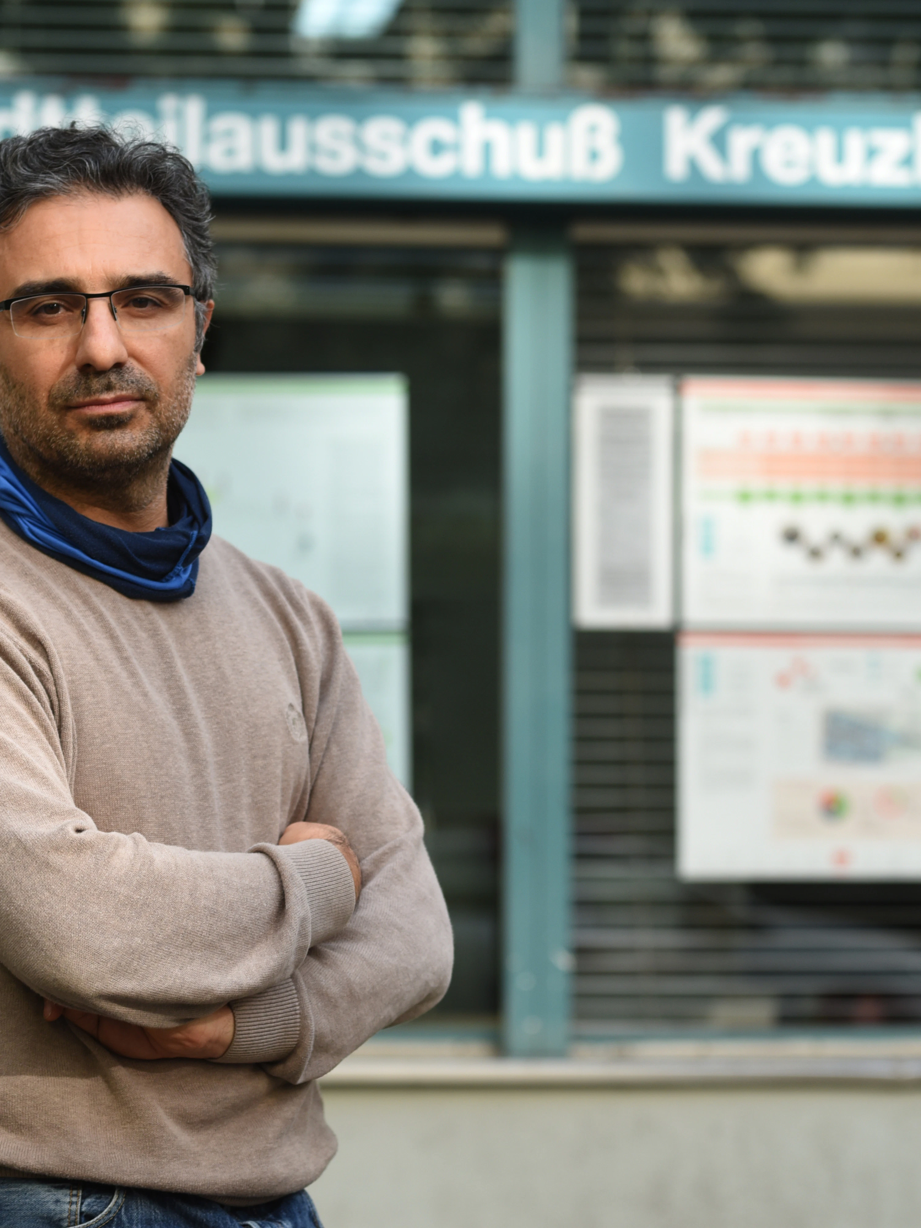 Stadtplaner Ümit Bayam vor seinem Büro, dem Stadtteilausschuss Kreuzberg.<br>
