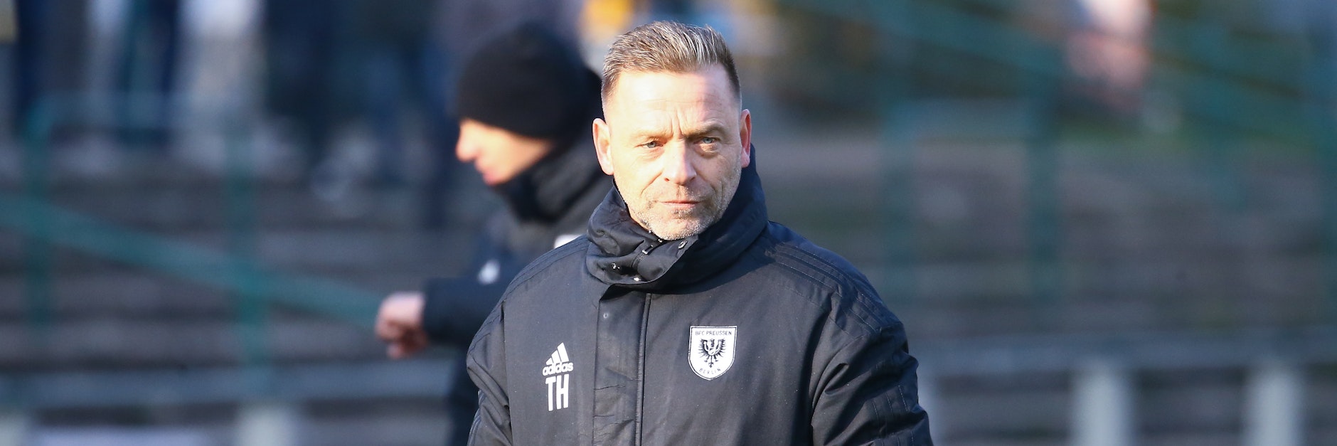 Cheftrainer Thomas Icke Häßler (BFC Preussen) an der Seitenlinie.&nbsp;