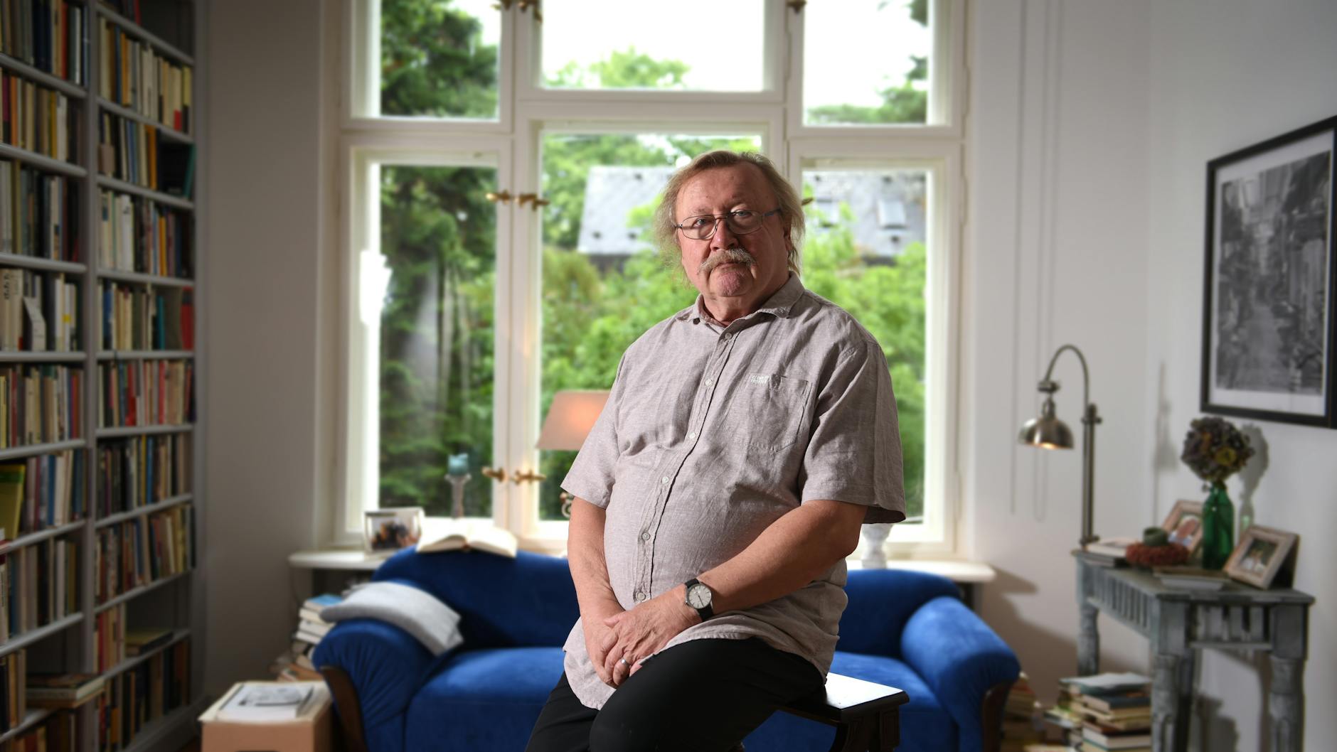 Der Philosoph Peter Sloterdijk in seiner Berliner Wohnung in Halensee.