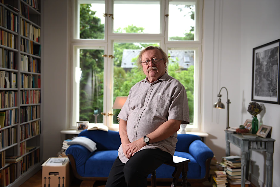 Der Philosoph Peter Sloterdijk in seiner Berliner Wohnung in Halensee.