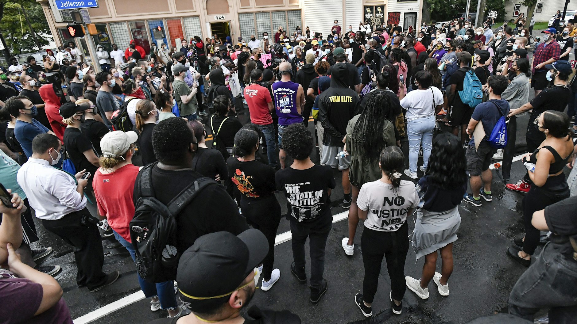 Menschen versammelten sich in Rochester, um gegen Polizeigewalt zu demonstrieren – nicht weit vom Ort der Demo entfernt war Daniel Prude im März festgenommen worden.