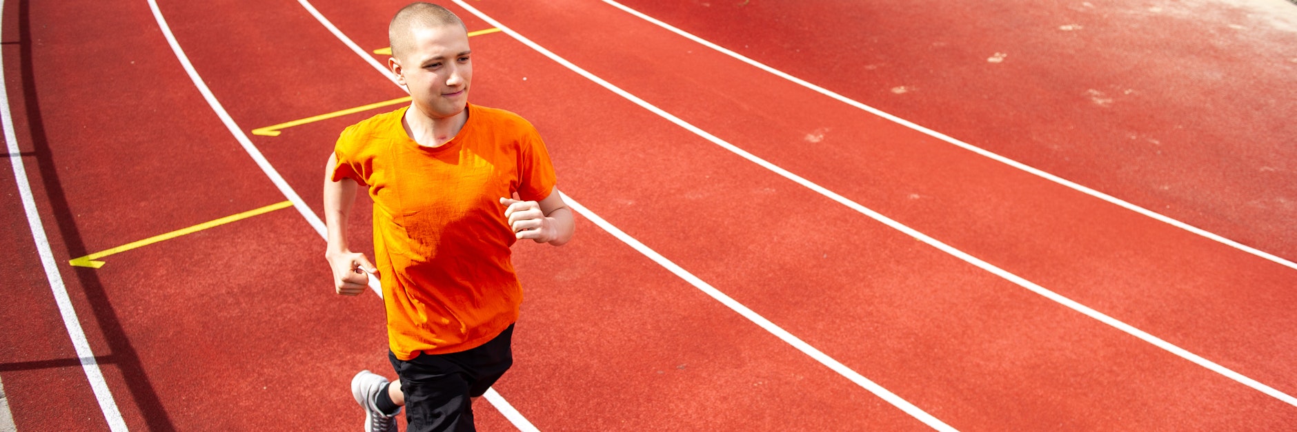 Stärker als die Diagnose: Julian Kolb trainiert nach einer schweren Operation am Unterkiefer vor zwei Monaten für einen Spendenlauf.