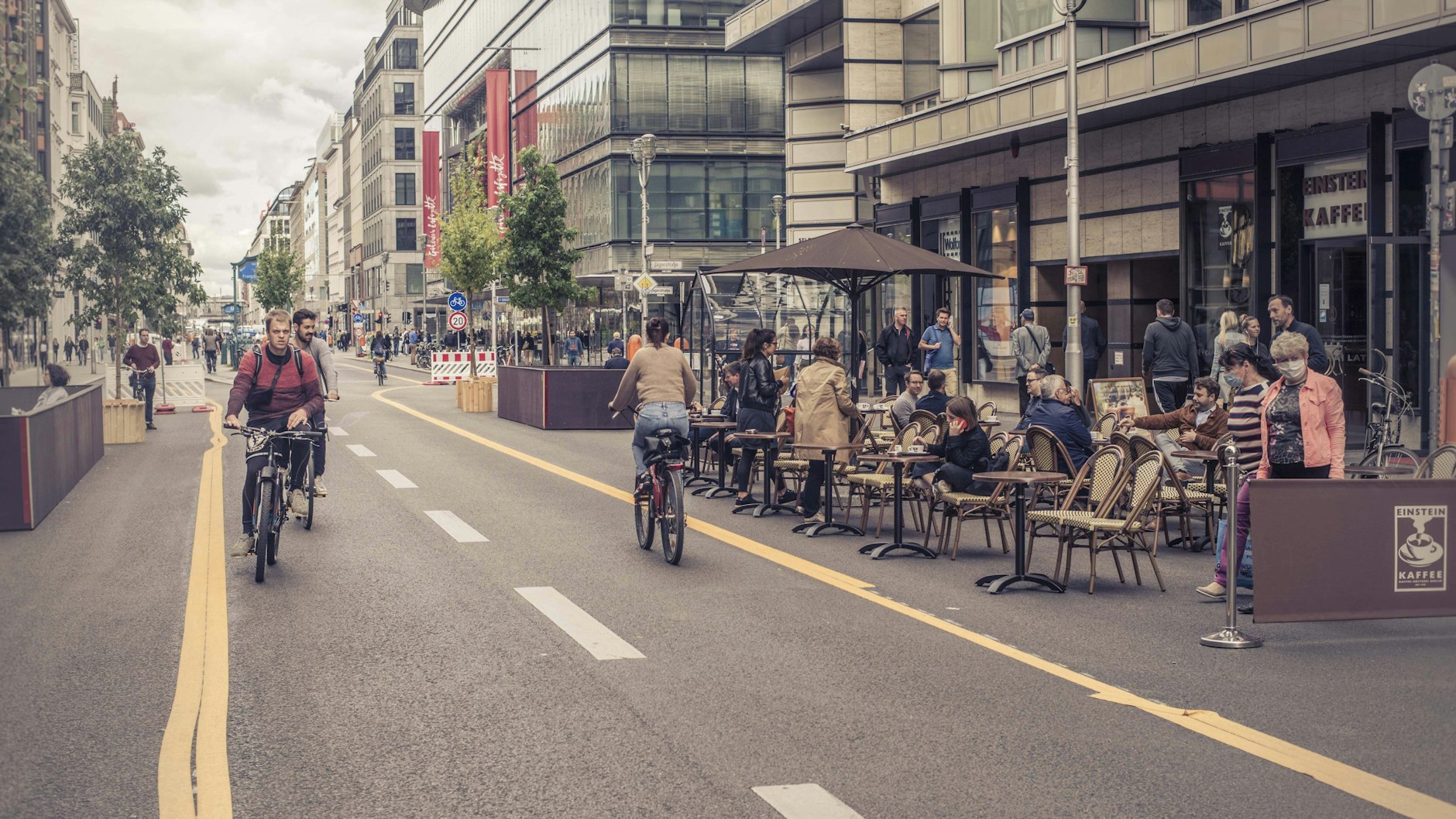 Tassenklirren statt Straßenlärm: Ein Teil der Friedrichstraße in Mitte ist bis Ende Januar 2021 für Autos gesperrt.
