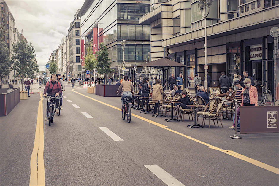 Tassenklirren statt Straßenlärm: Ein Teil der Friedrichstraße in Mitte ist bis Ende Januar 2021 für Autos gesperrt.