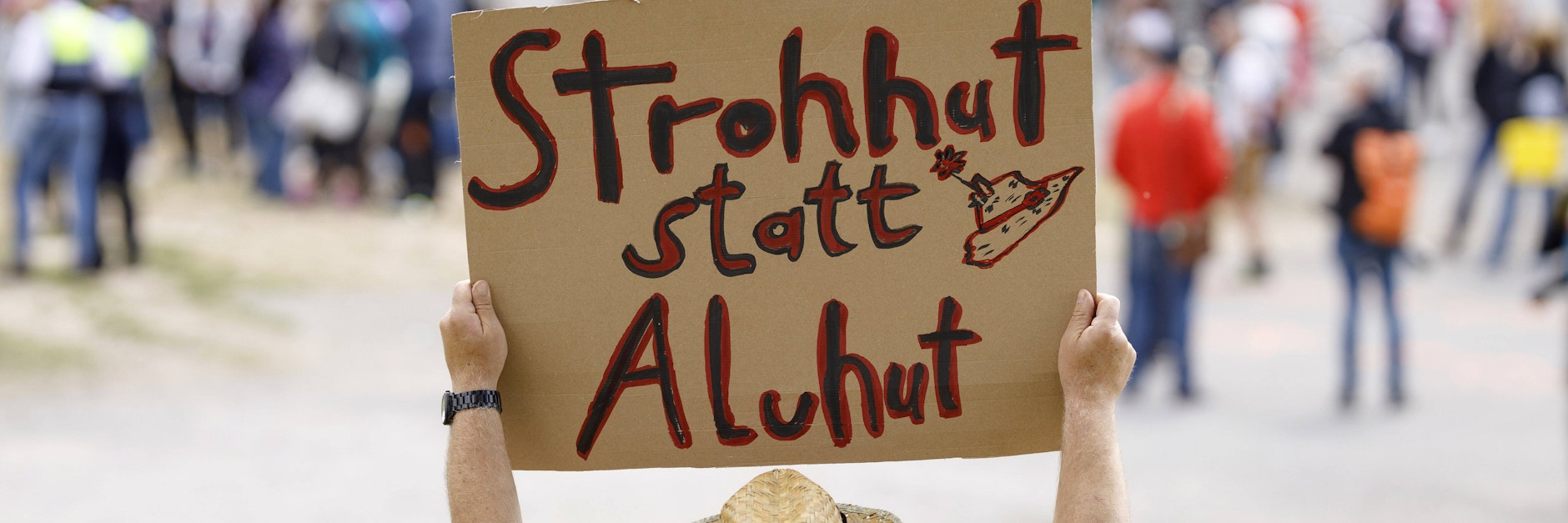 Gegendemonstrant am Rande einer Demo von Gegnern der Corona-Maßnahmen in Köln.