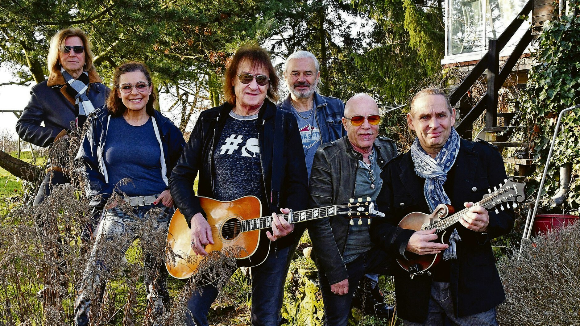 Dieter „Maschine“ Birr mit Ritchie Barton, Julia Neigel, Jäcki&nbsp;Reznicek, Toni Krahl und Uwe Hessbecker (v. li.) bei einem Treffen der Rock-Legenden, deren Tour wegen Corona nun 2021 stattfinden soll.&nbsp;<br>