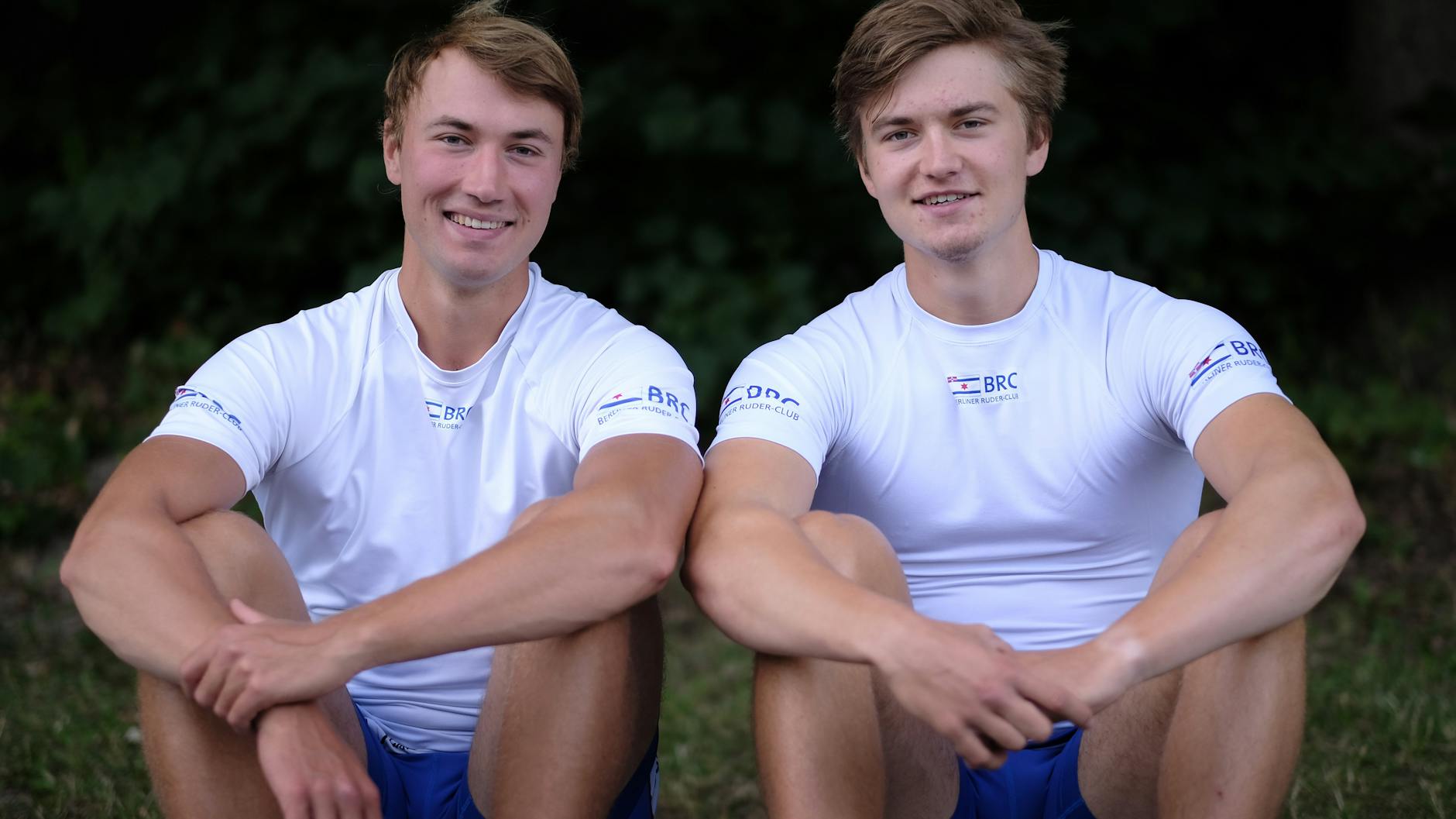 Pause am Hohenzollernkanal: Anton (l.) und Alexander Finger.