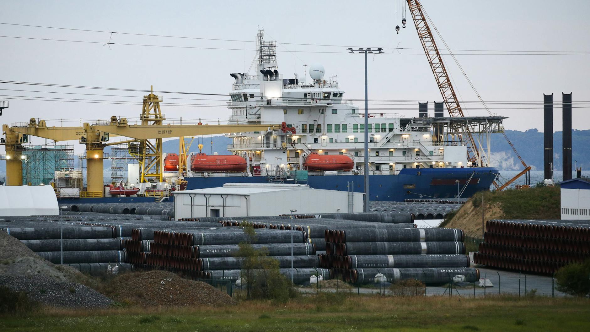 Ein russisches Verlegeschiff liegt im Hafen Sassnitz-Mukran für den Weiterbau der Nord-Stream-2-Pipeline. Jetzt werden Forderungen laut, den Bau der rund 1200 Kilometer langen Röhre quer durch die Ostsee zu stoppen.