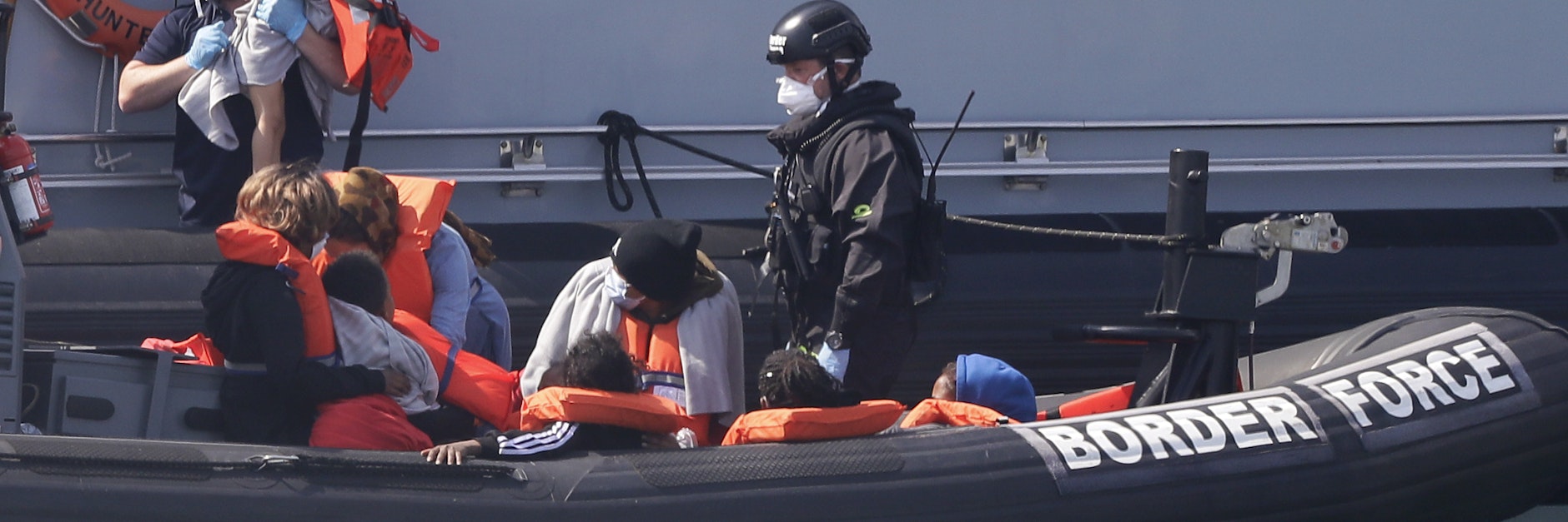 Ein Schiff des britischen Grenzschutzes bringt eine Gruppe von mutmaßlichen Migranten nach Dover.