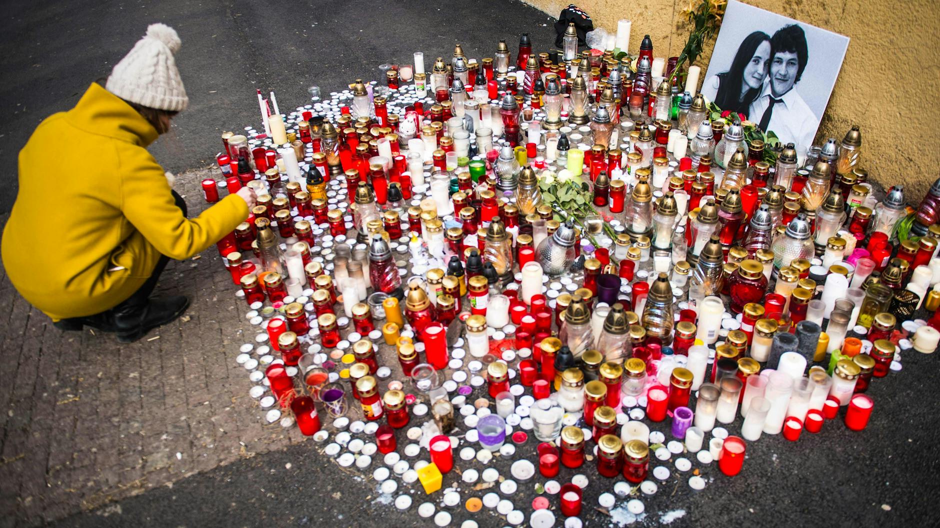 Im Zentrum von Bratislawa stellten Trauernde Kerzen auf für den im Frühjahr 2018 ermordeten Enthüllungsjournalisten Jan Kuciak und dessen Verlobte Martina Kusnirova.