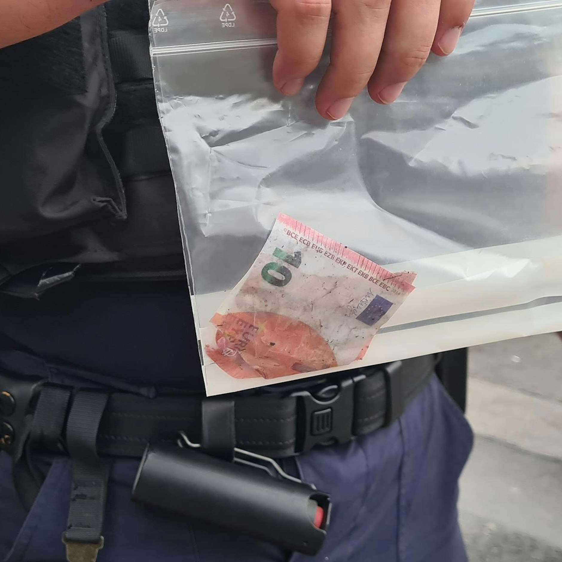 Polizisten haben einen gefälschten Zehn-Euro-Schein sichergestellt.&nbsp;