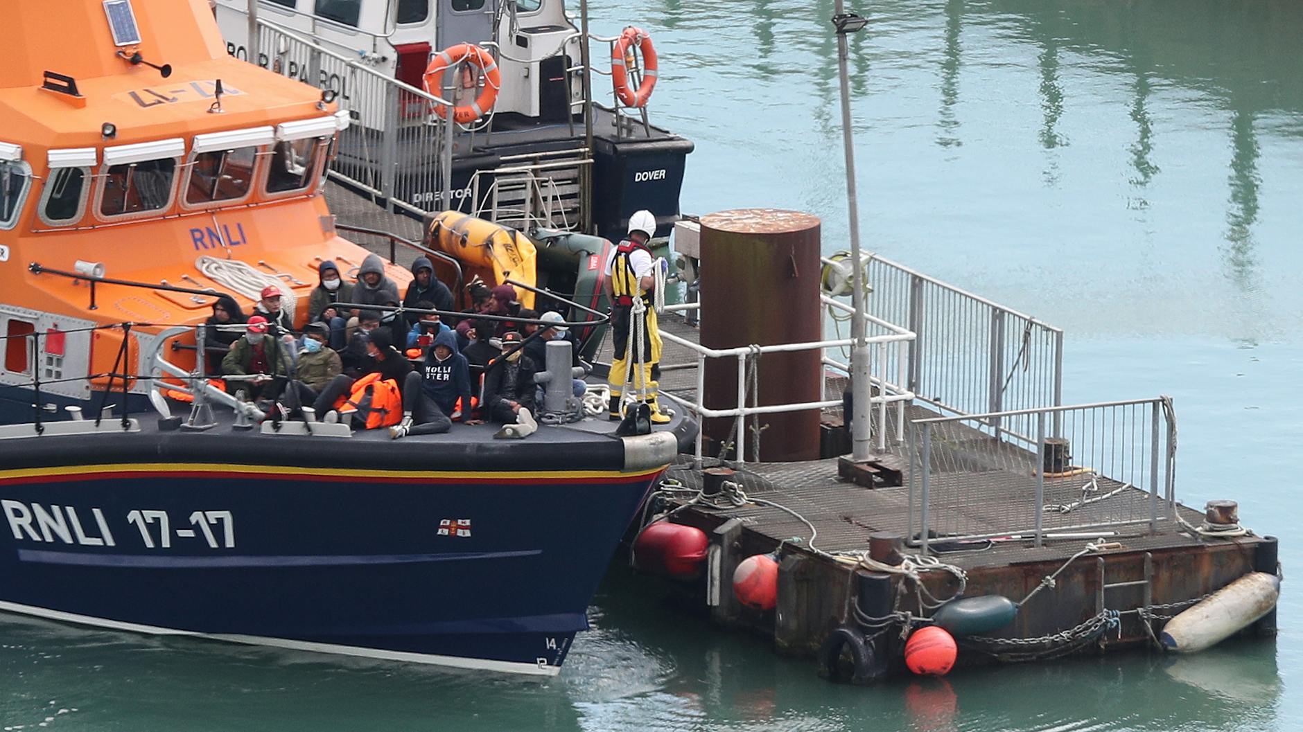 Dover: Ein Boot der gemeinnützigen Organisation Royal National Lifeboat Institution (RNLI) fährt eine im Ärmelkanal aufgegriffene Gruppe von Migranten in Richtung Hafen. 