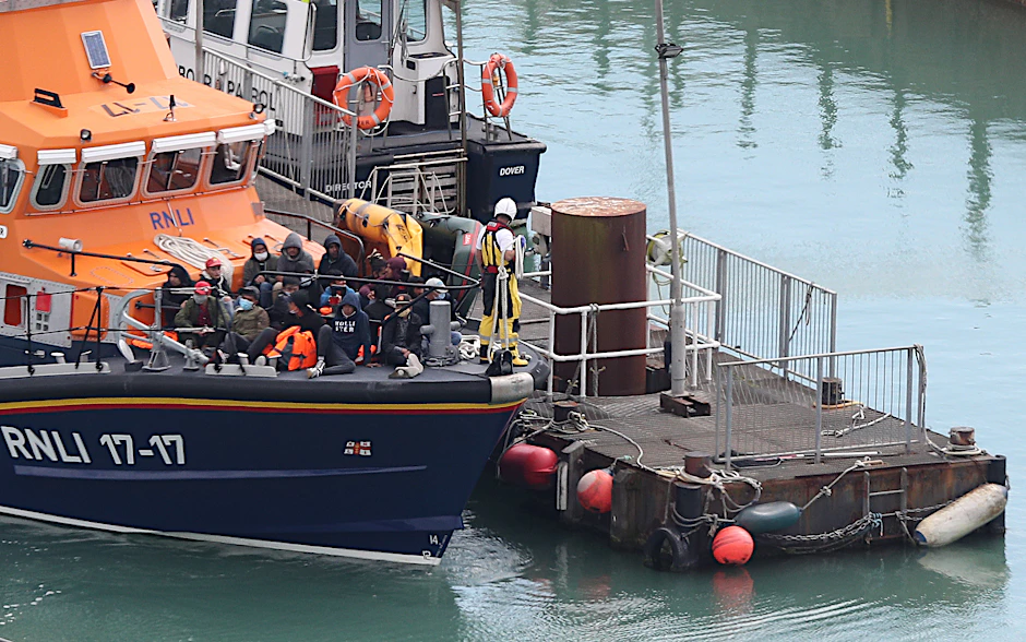 Dover: Ein Boot der gemeinnützigen Organisation Royal National Lifeboat Institution (RNLI) fährt eine im Ärmelkanal aufgegriffene Gruppe von Migranten in Richtung Hafen.&nbsp;