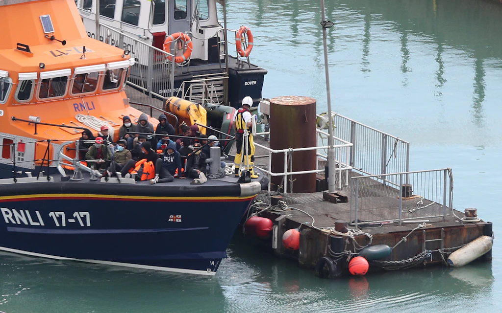 Mehr als 400 Migranten überqueren Ärmelkanal an nur einem Tag