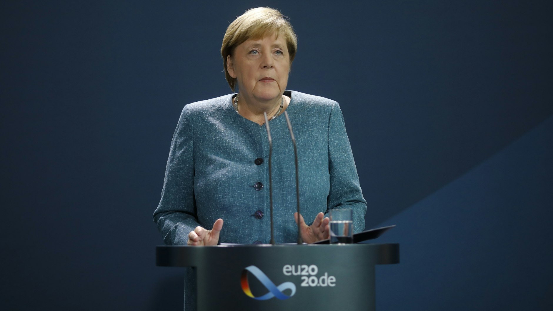 Kanzlerin Angela Merkel (CDU) will mit der EU und der Nato über eine Reaktion auf den „versuchten Giftmord“ am Putin-Kritiker Nawalny beraten.