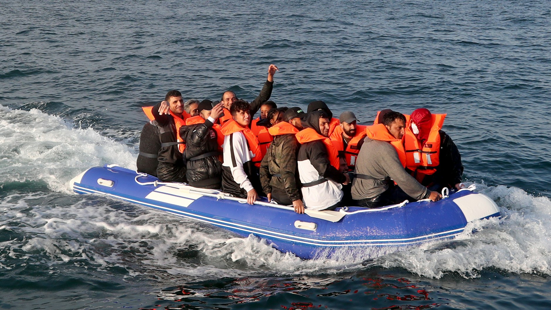 In ihrem winzigen Schlauchboot versucht eine Gruppe von mutmaßlichen Migranten ins britische Dover zu gelangen.&nbsp;