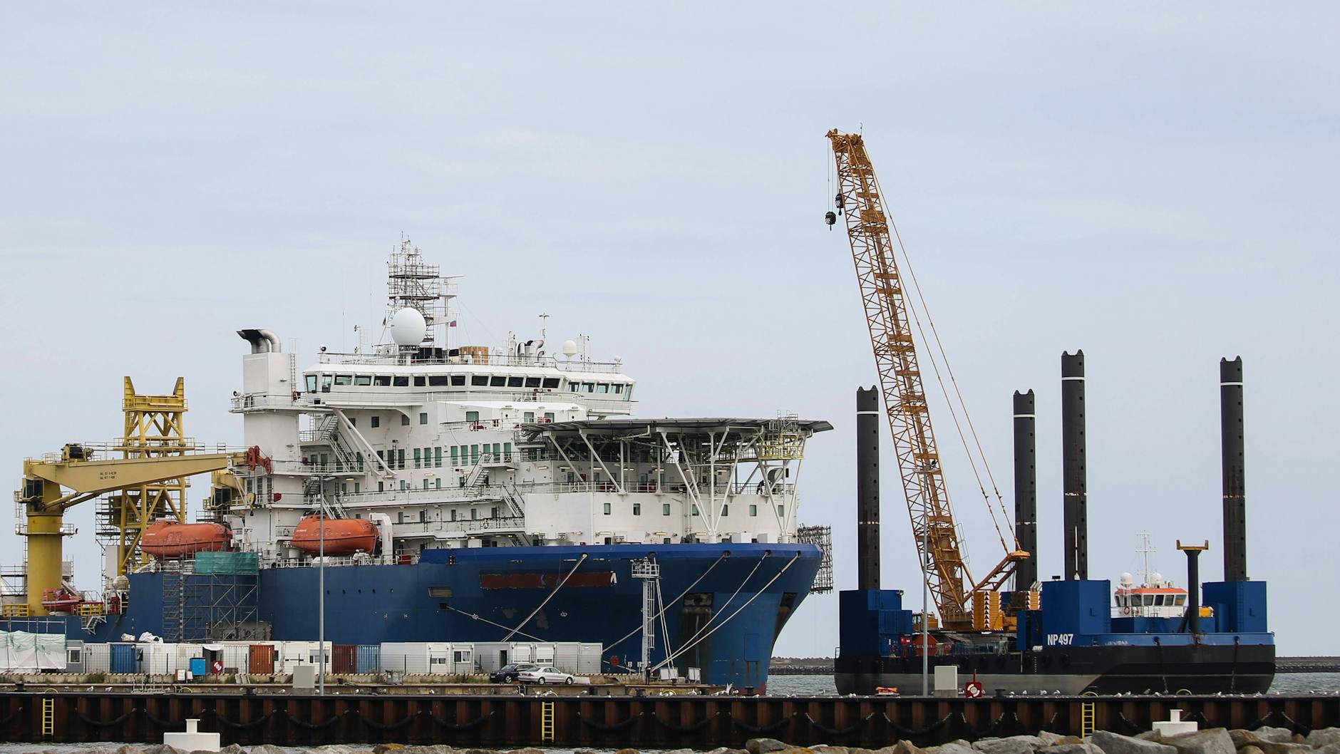 Im Hafen Sassnitz-Mukran liegt das russische Verlegeschiff „Akademik Tscherski“ für den Weiterbau der Nord-Stream-2-Pipeline.&nbsp;