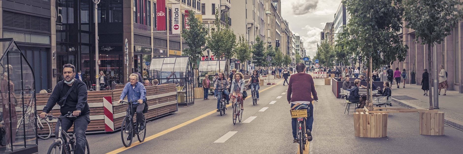 Tassenklirren statt Straßenlärm: Ein Teil der Friedrichstraße in Mitte ist bis Ende Januar 2021 für Autos gesperrt.