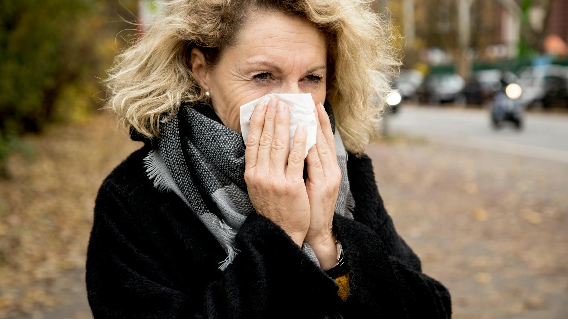 Schnupfen ist ein typisches Erkältungssymptom.