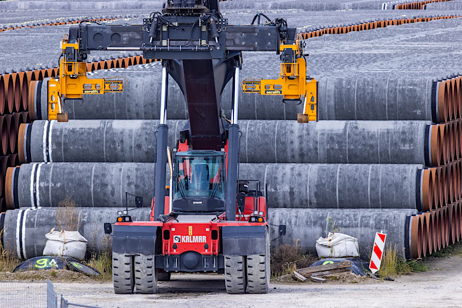 Rohre für die Erdgaspipeline Nord Stream 2 liegen im Hafen Mukran auf der Insel Rügen.