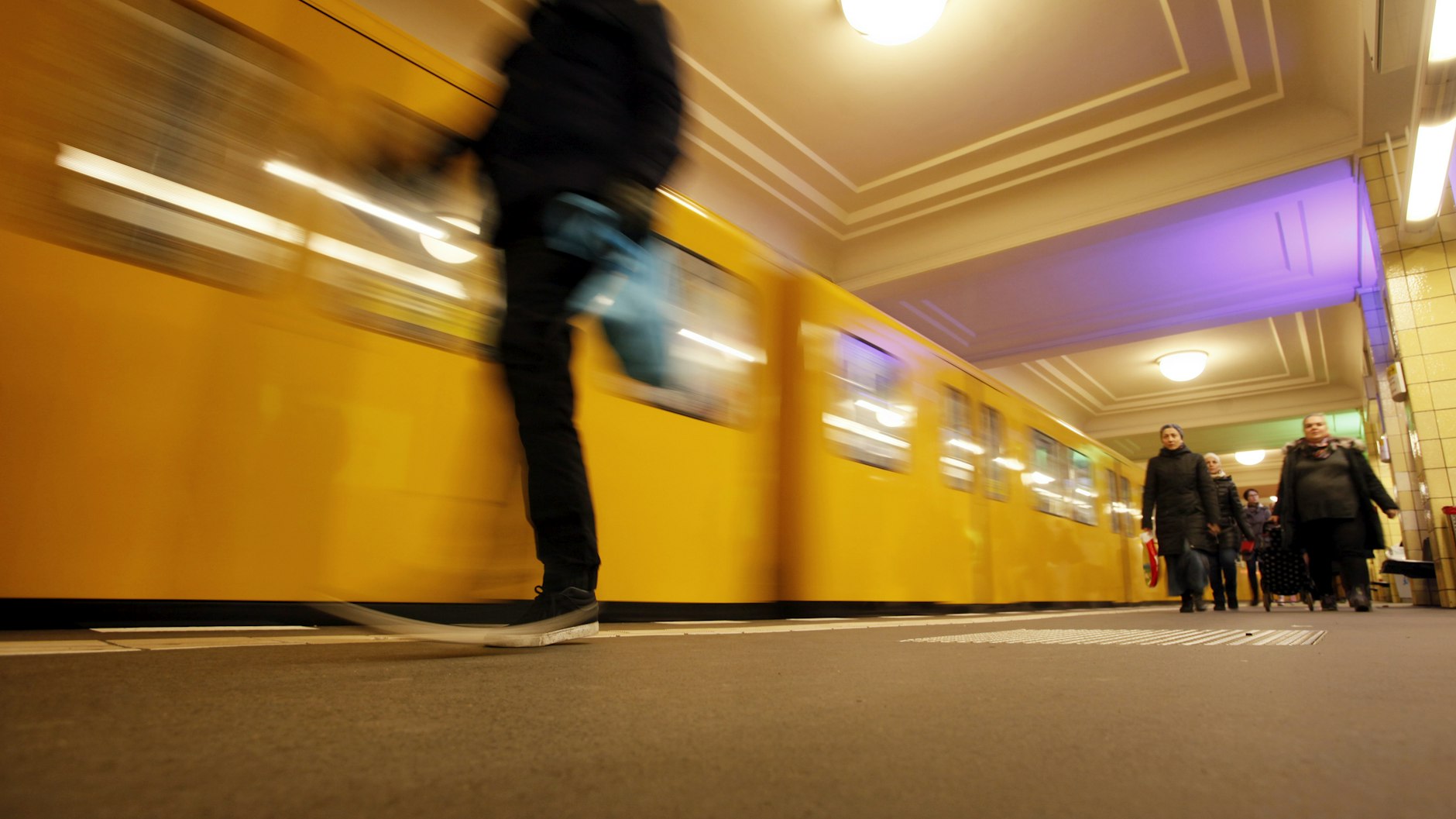 Eine U-Bahn hält im Bahnhof Friedrichstraße. Auch für die Linie U6 ist eine Verlängerung im Gespräch – zur Urban Tech Republic auf dem Gelände des ehemaligen Flughafens Tegel.