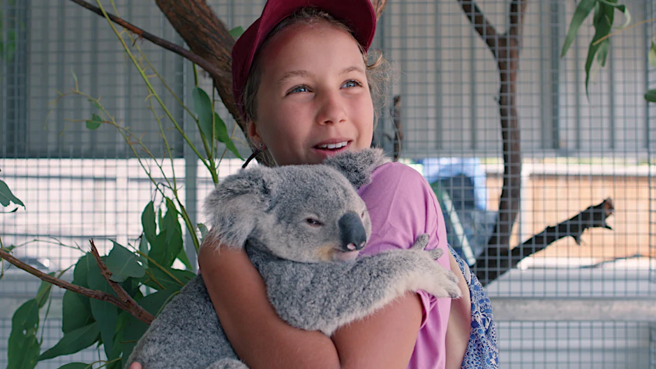Die 13-jährige Izzy Bee hält einen ihrer geliebten Koalas im Arm. Sie ist eine Koala-Flüsterin und verbringt den Großteil des Tages mit den putzigen Beuteltieren, die in der Tierklinik ihrer Eltern aufgepäppelt werden.