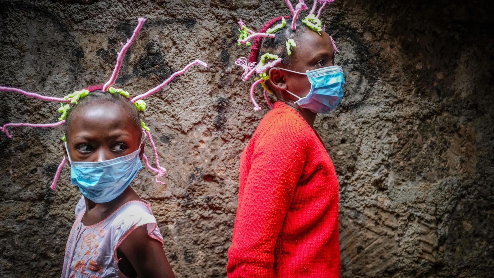 Zwei Mädchen aus Kenia mit Coronavirus-Hairstyle. Diese Form der Reaktion auf die Pandemie hat Donwilson Odhiambo, ein Fotograf aus Nairobi, zum Thema seiner Bilder gemacht.