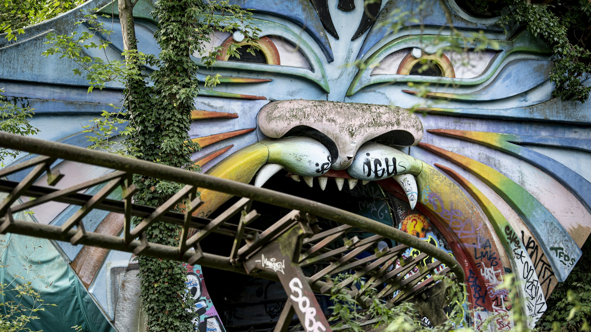 Das legendäre Drachenmaul der Achterbahn Spreeblitz ist heute ein beliebtes Fotomotiv - auch für Einbrecher.