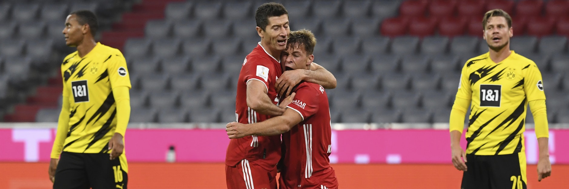 Joshua Kimmich und Robert Lewandowski feiern.