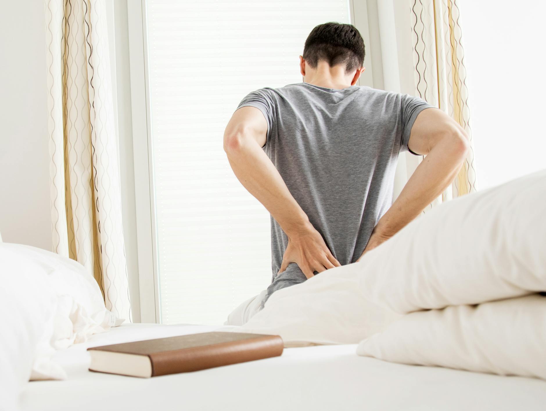 Bandscheibenbedingte Wirbelsäulenerkrankungen durch jahrelanges Heben und Tragen von schweren Lasten zählen zu den anerkannten Berufskrankheiten.