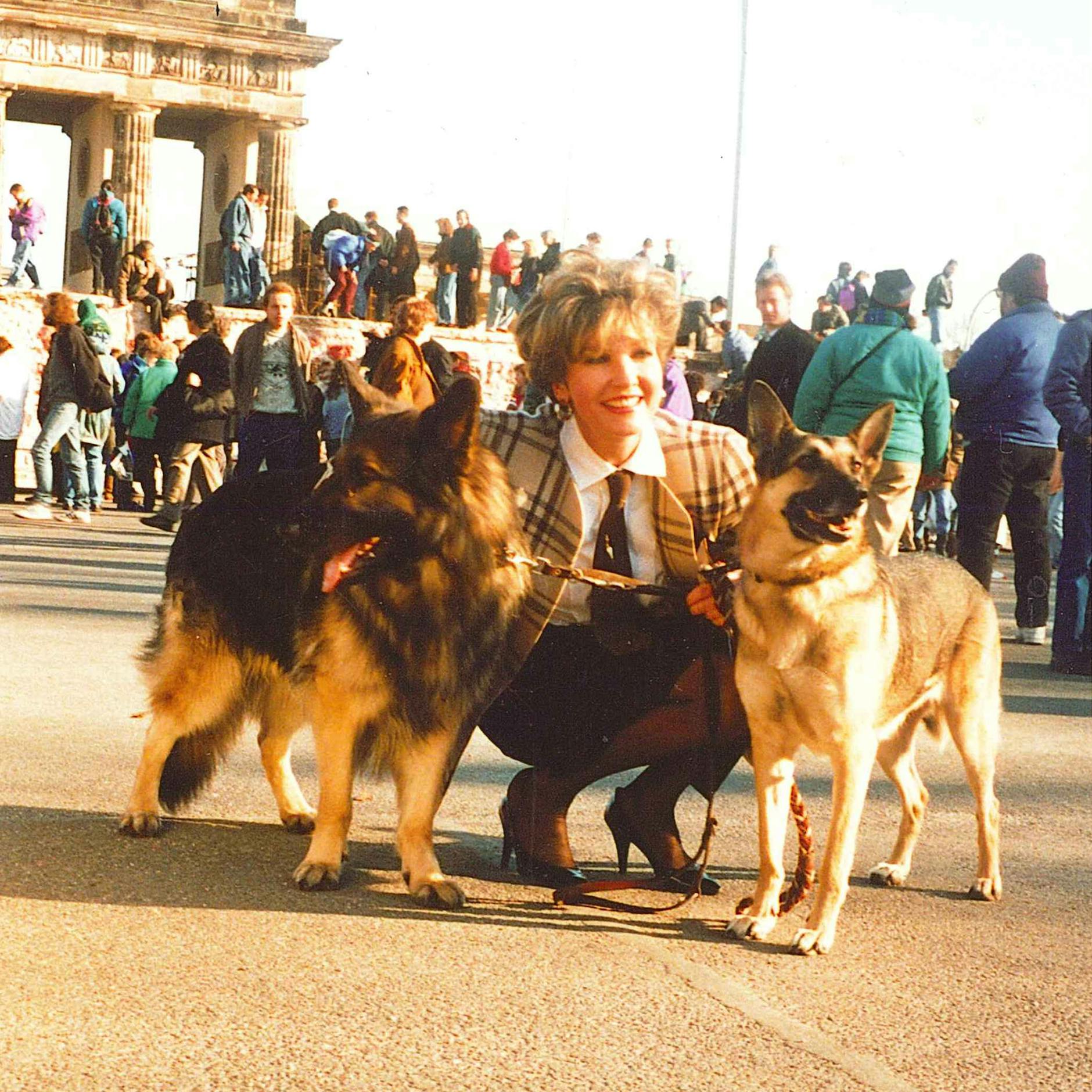 Carolin Reiber posierte 1990 mit zwei Mauerhunden vor dem Brandenburger Tor.
