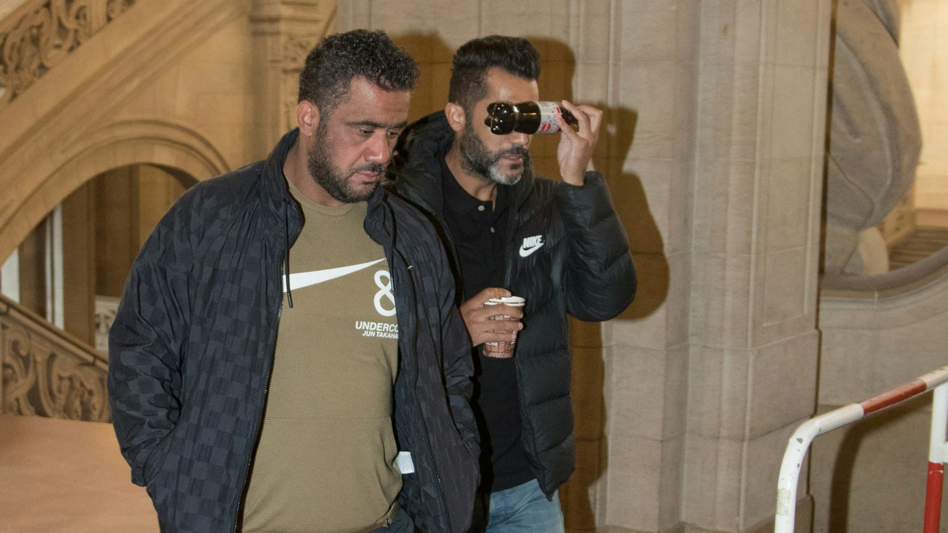 Rommel Abou-Chaker (49) und li. Arafat Abou-Chaker auf dem Weg in den Gerichtssaal am Mittwoch.&nbsp;