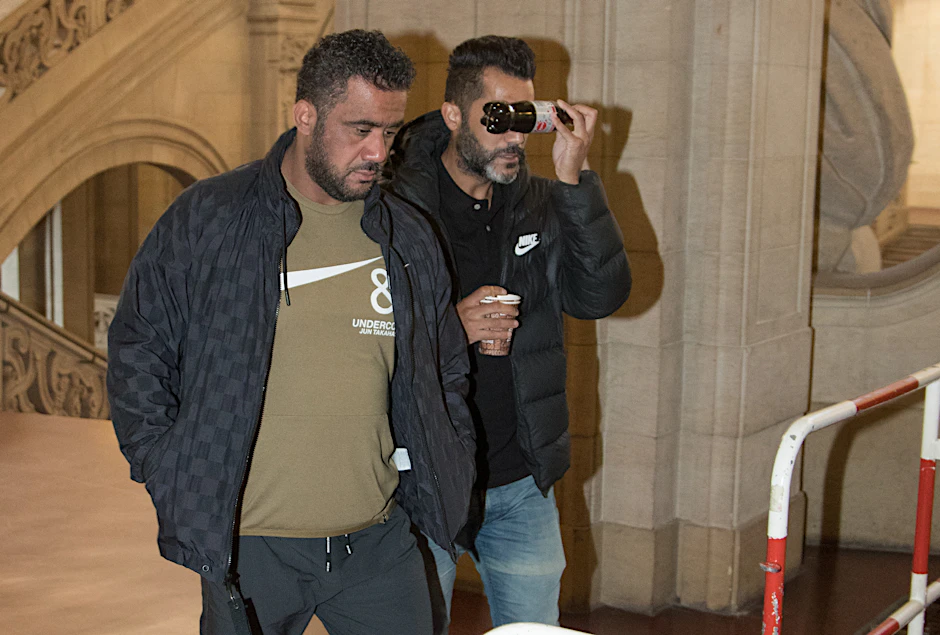 Rommel Abou-Chaker (49) und li. Arafat Abou-Chaker auf dem Weg in den Gerichtssaal am Mittwoch.&nbsp;