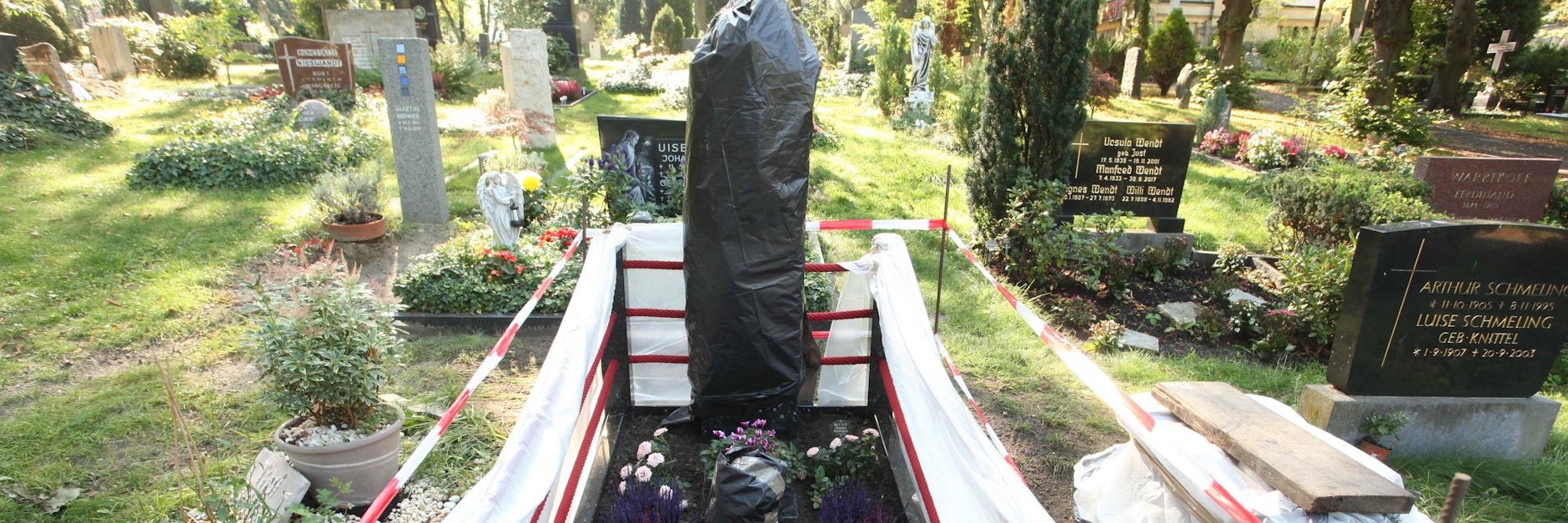 Noch ist das Grabmal vor neugierigen Blicken verhüllt. Am Donnerstag soll der Stein gezeigt werden.