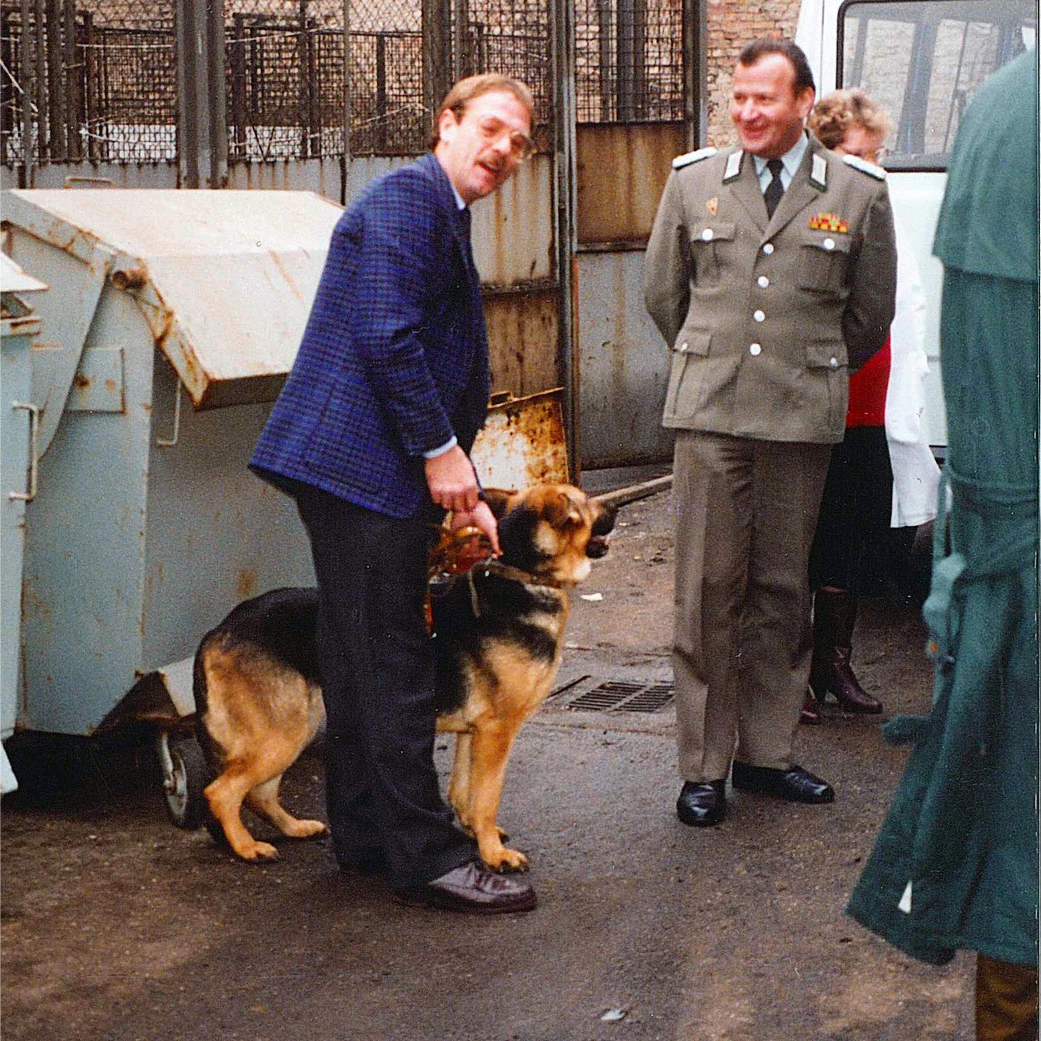Der spätere TVB-Präsident Wolfgang Apel wirbt für die Aufnahme eines von 6000 Tieren von der innerdeutschen Grenze.