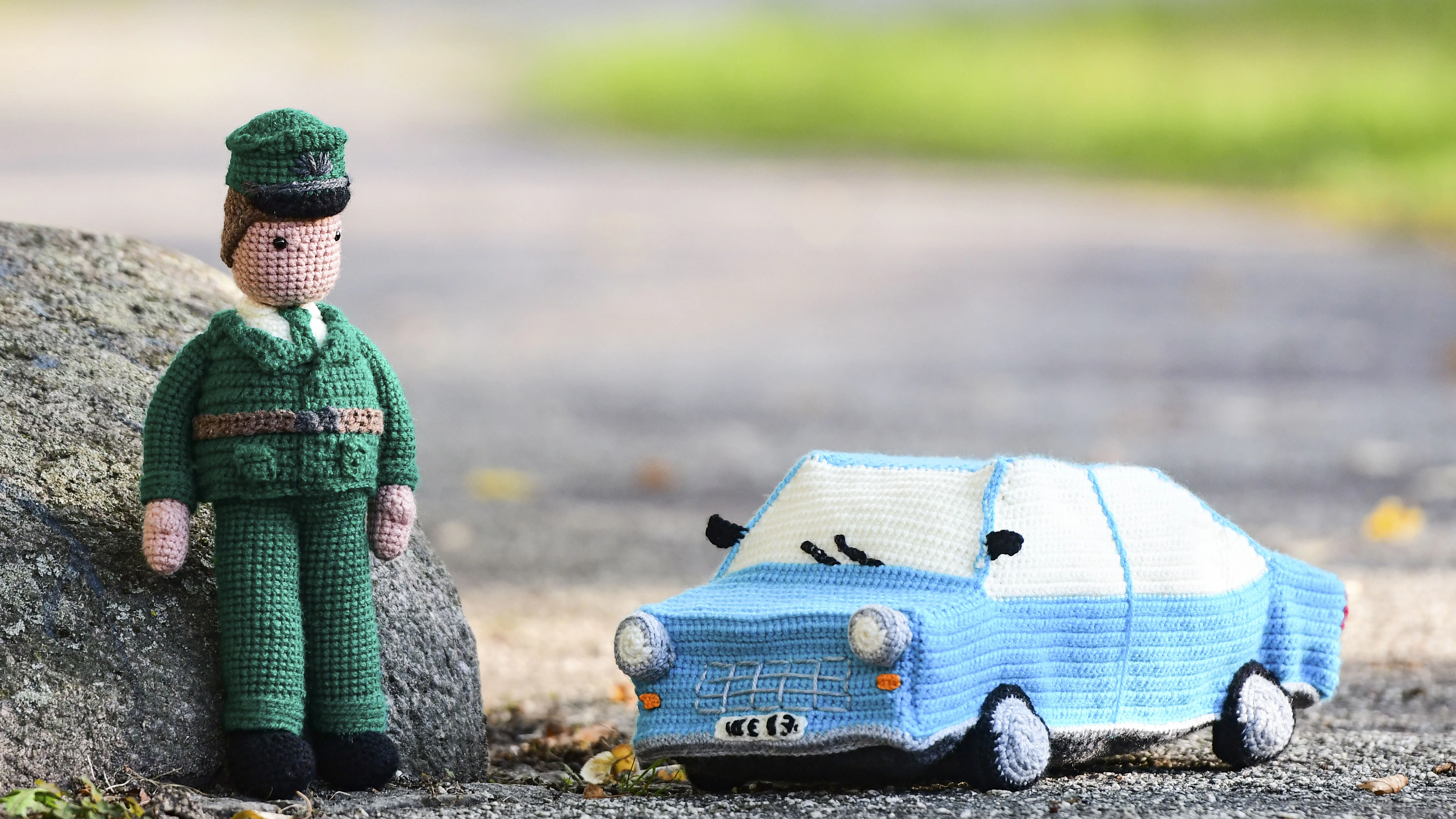 Auch dieser gehäkelte Volkspolizist mit Trabi gehört zum süßen Kunst-Projekt.