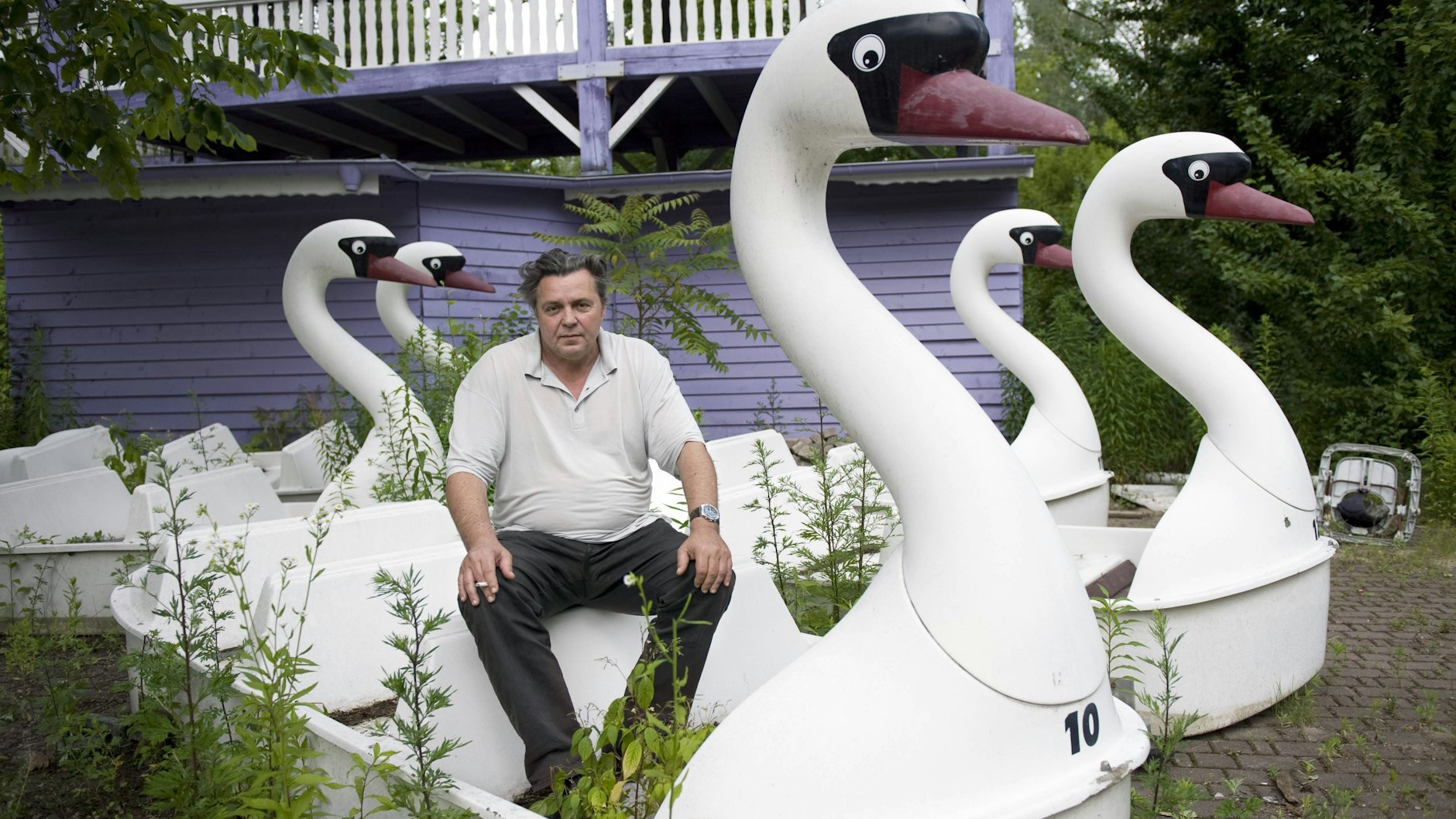 Norbert Witte mit den Schwanen-Booten seiner Kanalfahrt im Spreepark im Jahr 2009. Damals war der Park bereits geschlossen - doch Witte träumte noch von einem Neuanfang.