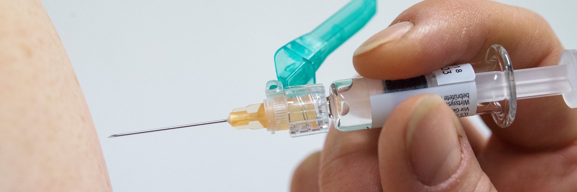 Das Kind war Ende 2009 im Alter von zehn Jahren gegen das Influenza-A-Virus H1N1 geimpft worden.