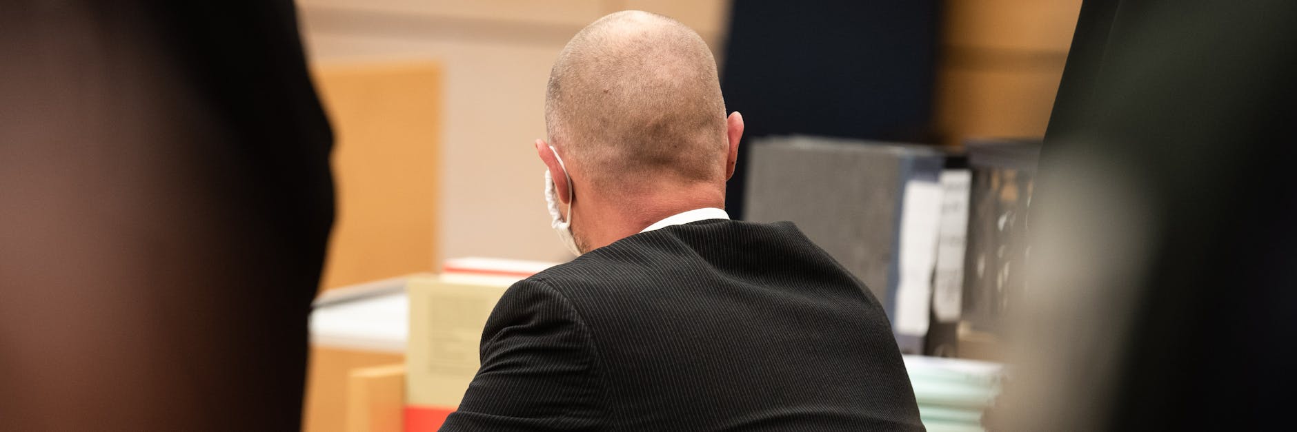 Ein wegen Betruges und Drogenbesitzes angeklagter Polizist wartet im Sitzungssaal auf den Prozessbeginn.