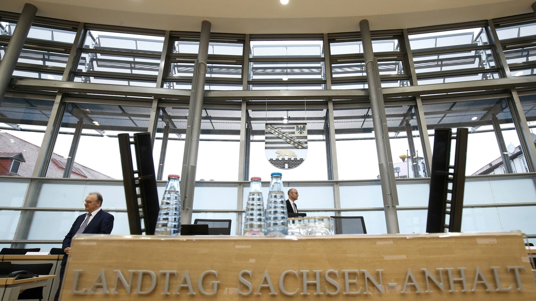 Der sachsen-anhaltische Landtag mit Ministerpräsident Reiner Haseloff (l.): Will die SPD-Landtagsfraktion ihre Zustimmung zum Glücksspielstaatsvertrag von der Bereitschaft der CDU-Abgeordneten abhängig machen, die geplante Erhöhung des Rundfunkbeitrags durchzuwinken?&nbsp;