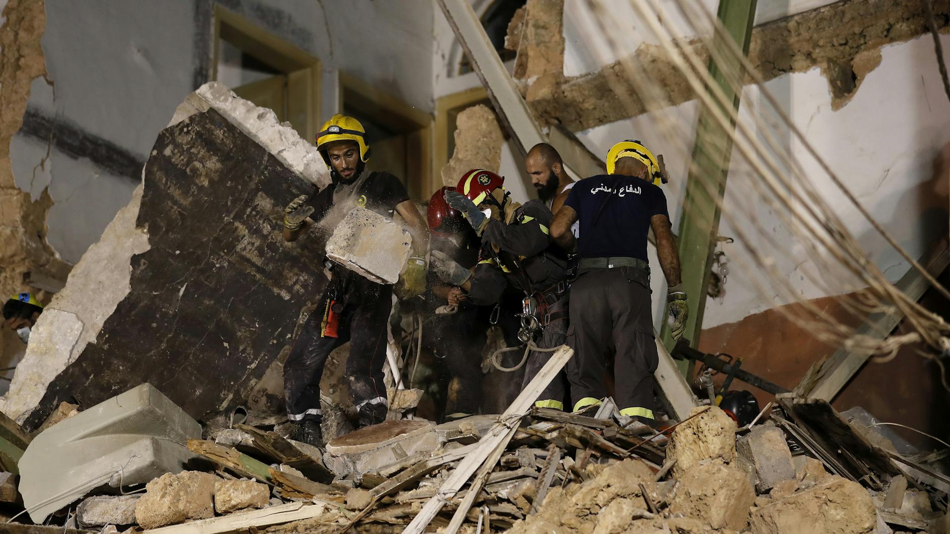 Ein Team aus chilenischen Rettern und dem libanesischen Zivilschutz durchkämmt die Trümmer des Wohnhauses.