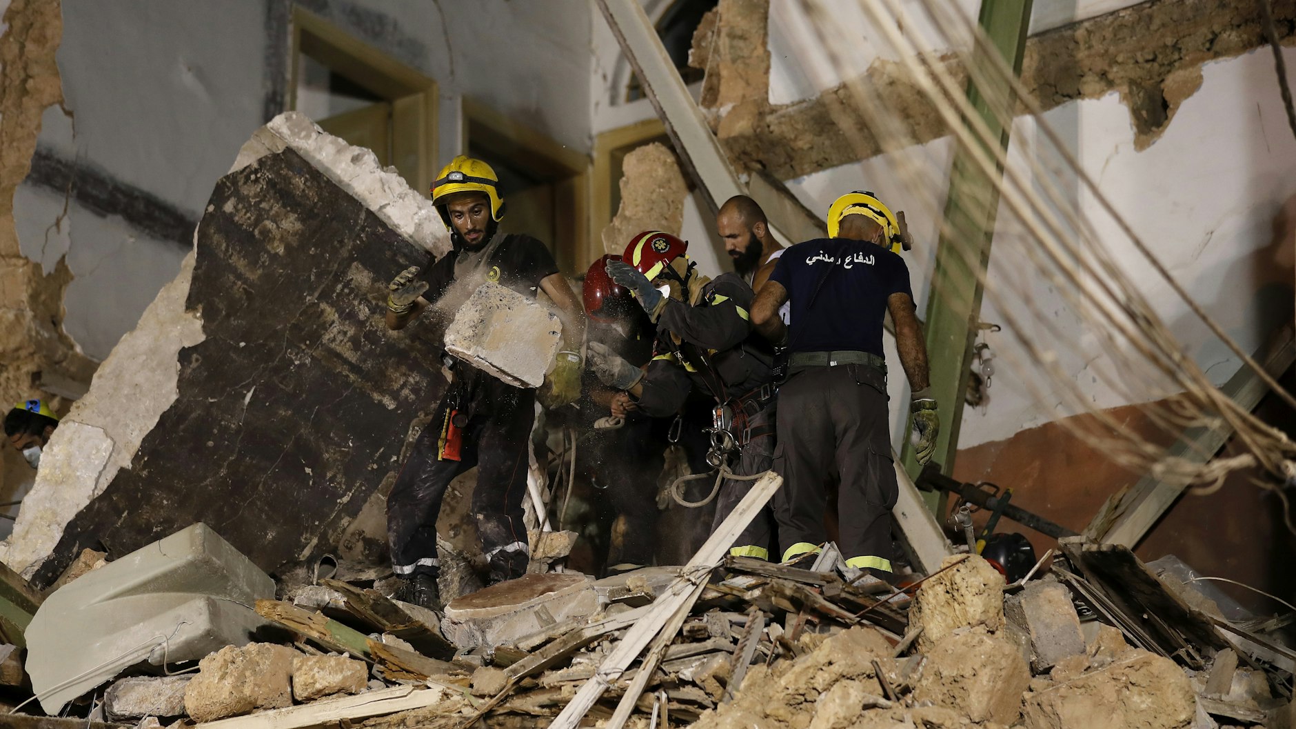 Ein Team aus chilenischen Rettern und dem libanesischen Zivilschutz durchkämmt die Trümmer des Wohnhauses.