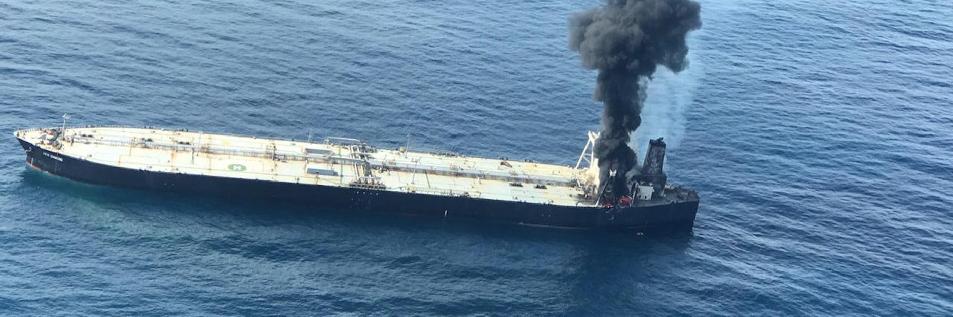 Rauch steigt über dem Öltanker&nbsp;„New Diamond“ auf. Noch hat das Feuer die Fracht nicht erreicht.