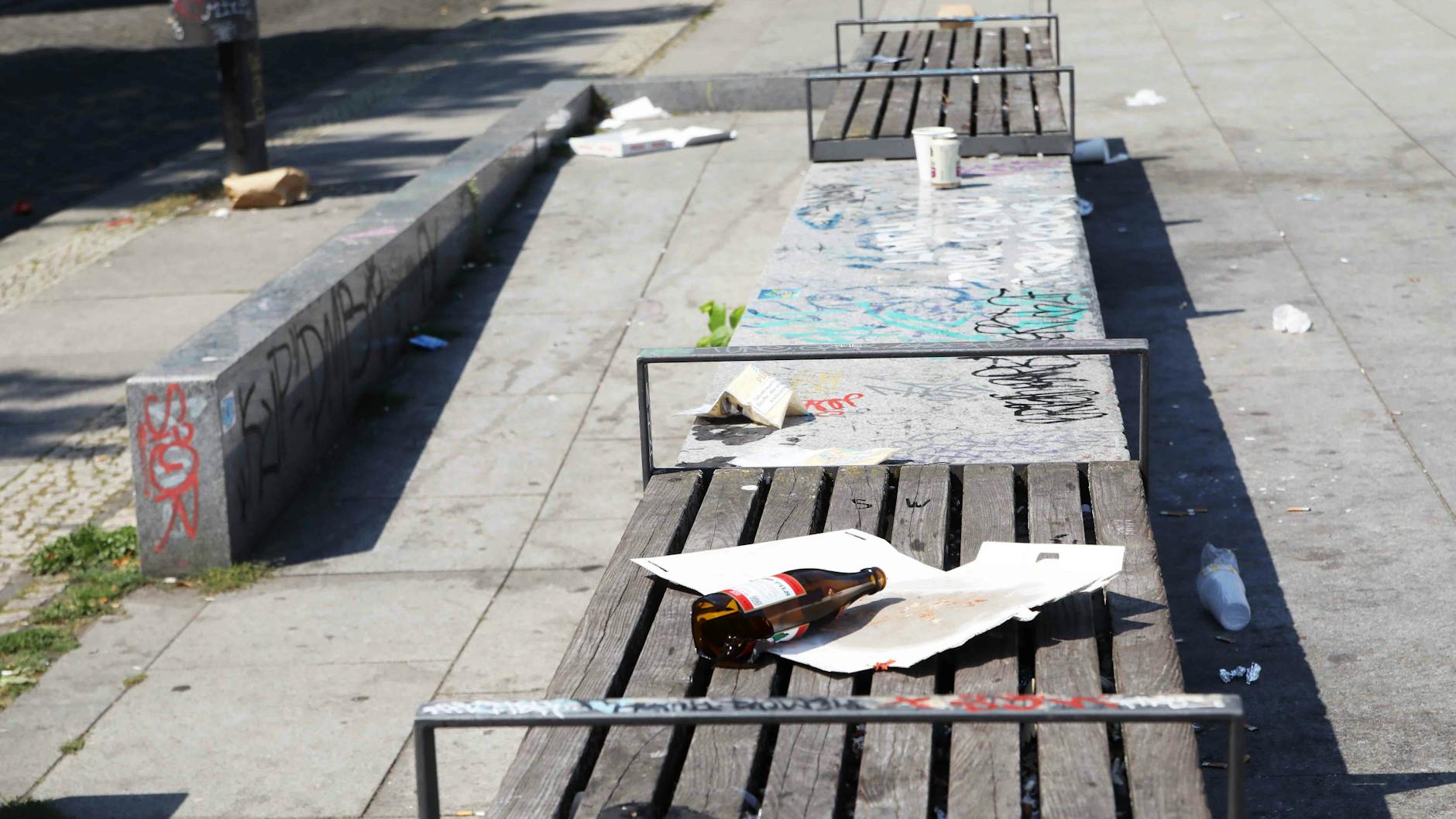 Auch am May-Ayim-Ufer in Berlin liegen Pizza-Kartons herum.