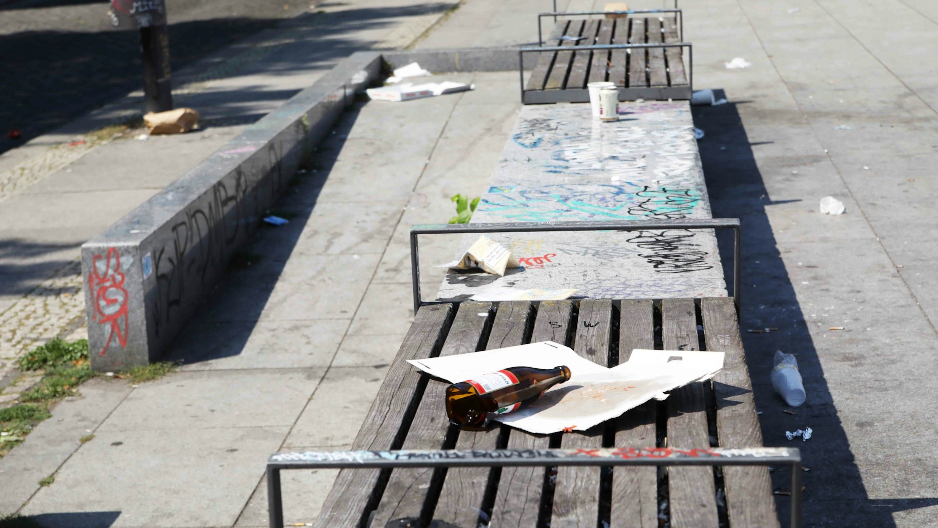 Auch am May-Ayim-Ufer in Berlin liegen Pizza-Kartons herum.