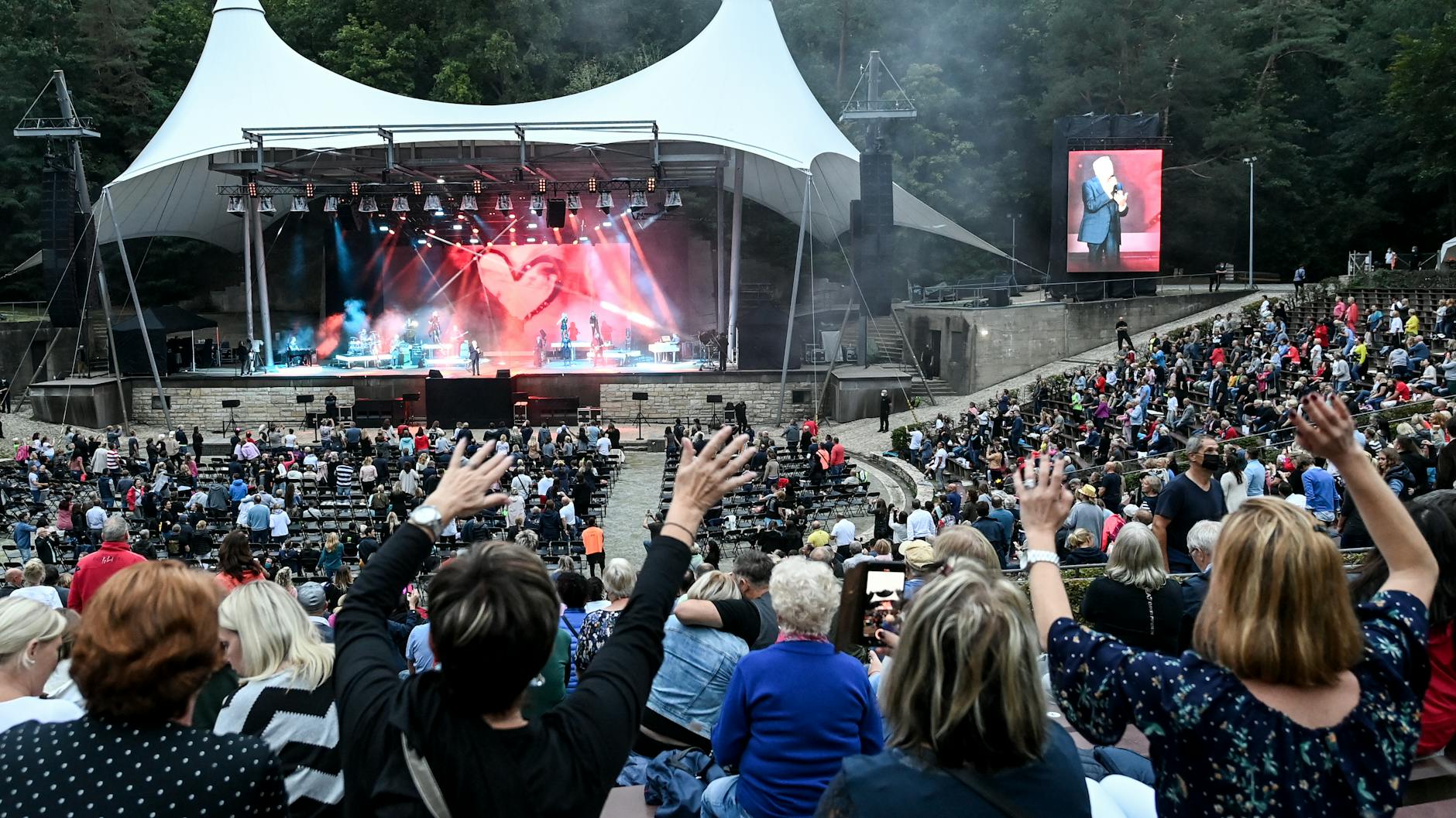Aber bitte mit Abstand: Die 5000 Fans feierten Roland Kaiser.