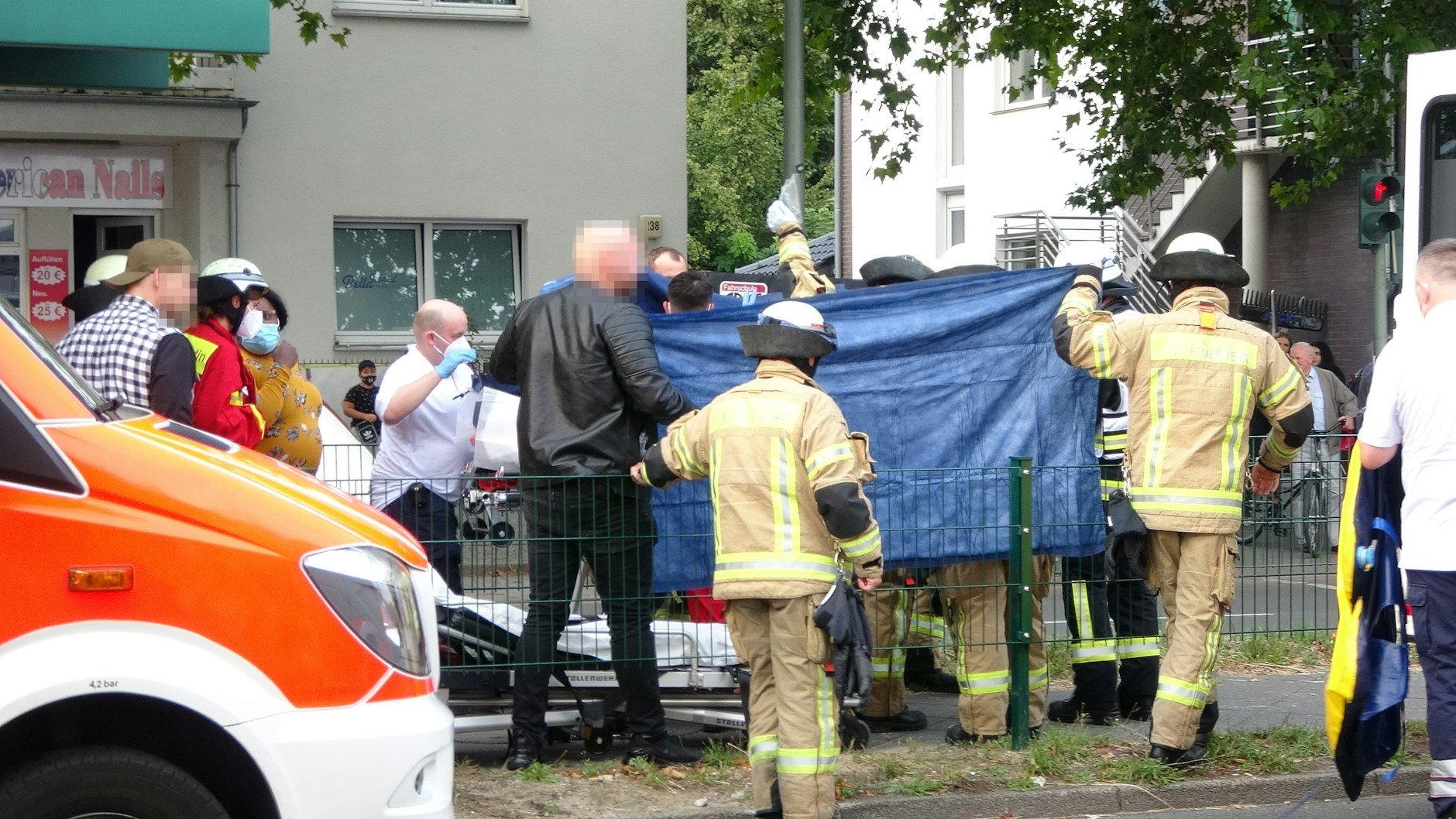 Das Mädchen wird von Rettungskräften versorgt. 